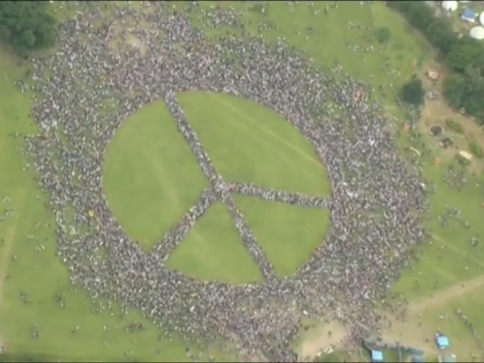 Glastonbury-Fans formen größtest Peace-Zeichen der Welt