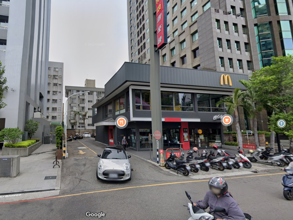 台中市南屯區五權西路麥當勞停車場今驚傳命案，死者為一對剛離婚的夫妻。（翻攝自Google Map）