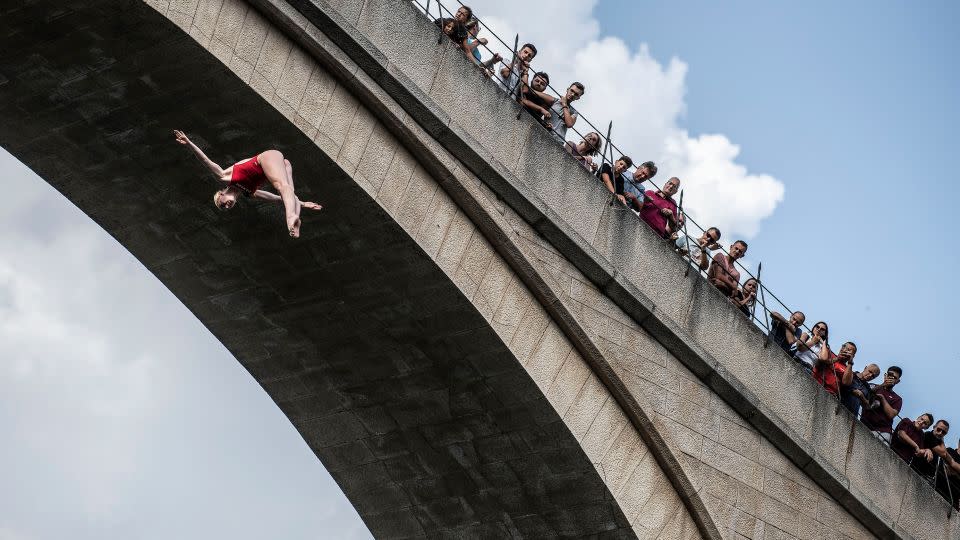 Carlson dives from a 21-meter platform. - Dean Treml/Red Bull/Getty Images