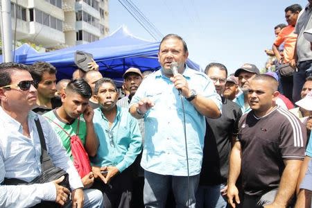 Andres Velasquez (C), candidate of the Venezuelan coalition of opposition parties (MUD) for the Bolivar state governor office, talks to supporters during a gathering near the regional office of the National Electoral Council (CNE), in Ciudad Bolivar, Venezuela, October 16, 2017. REUTERS/William Urdaneta