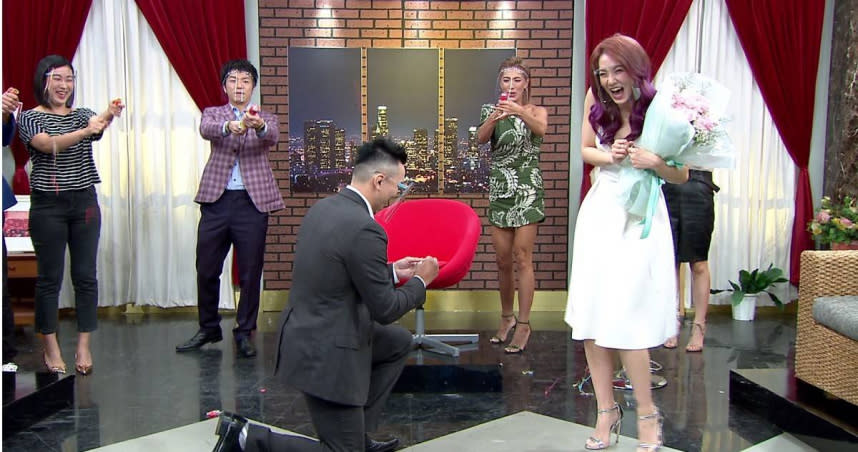 劉雨柔老公Jeff在節目上雙膝跪地補上求婚，讓劉雨柔又驚又喜。（圖／年代MUCH提供）