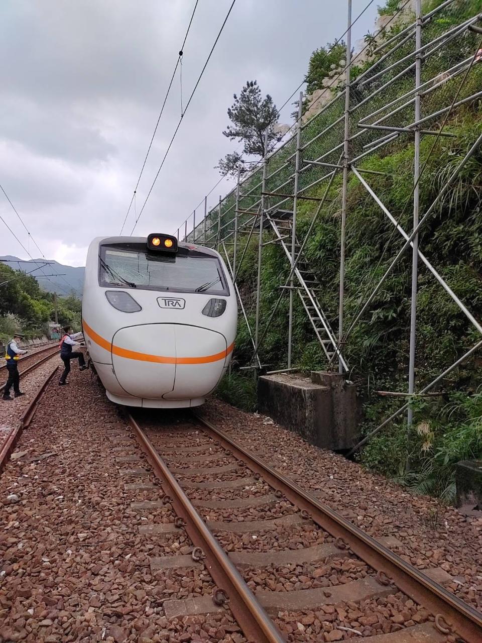 台鐵207次太魯閣號遭鋼軌樁擊中車頭。   圖：交通部台鐵局／提供