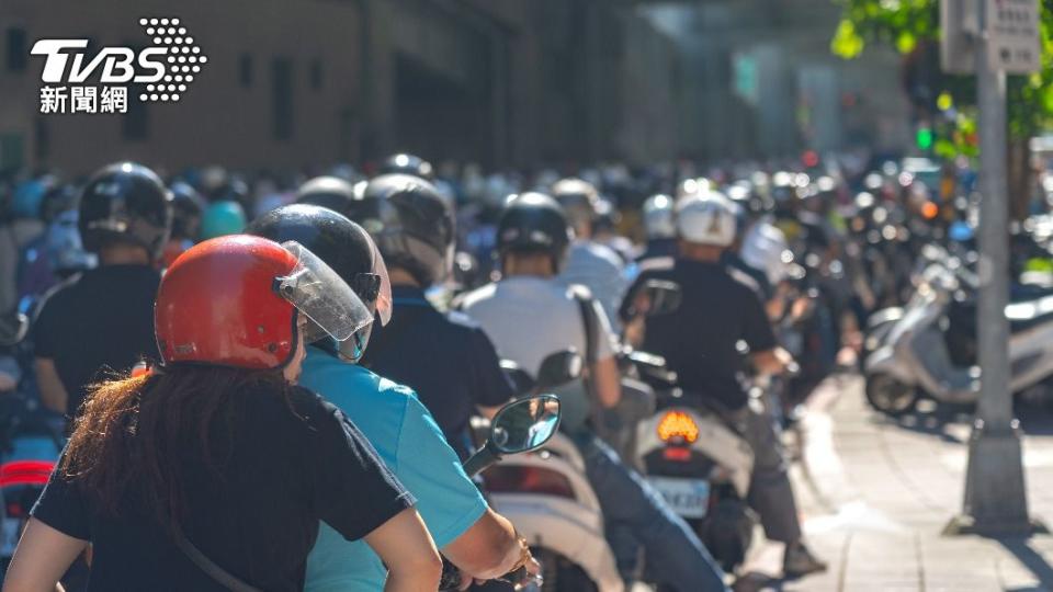 安全帽是機車騎士最重要的安全裝備。（示意圖／shutterstock達志影像）