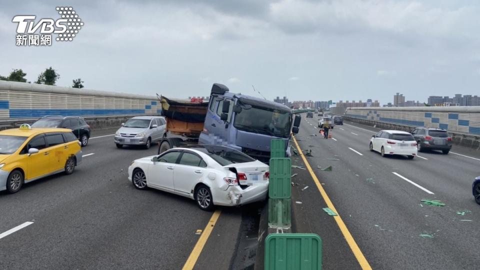 砂石車左前輪爆胎，導致車輛失控往內側車道偏移。（圖／TVBS）