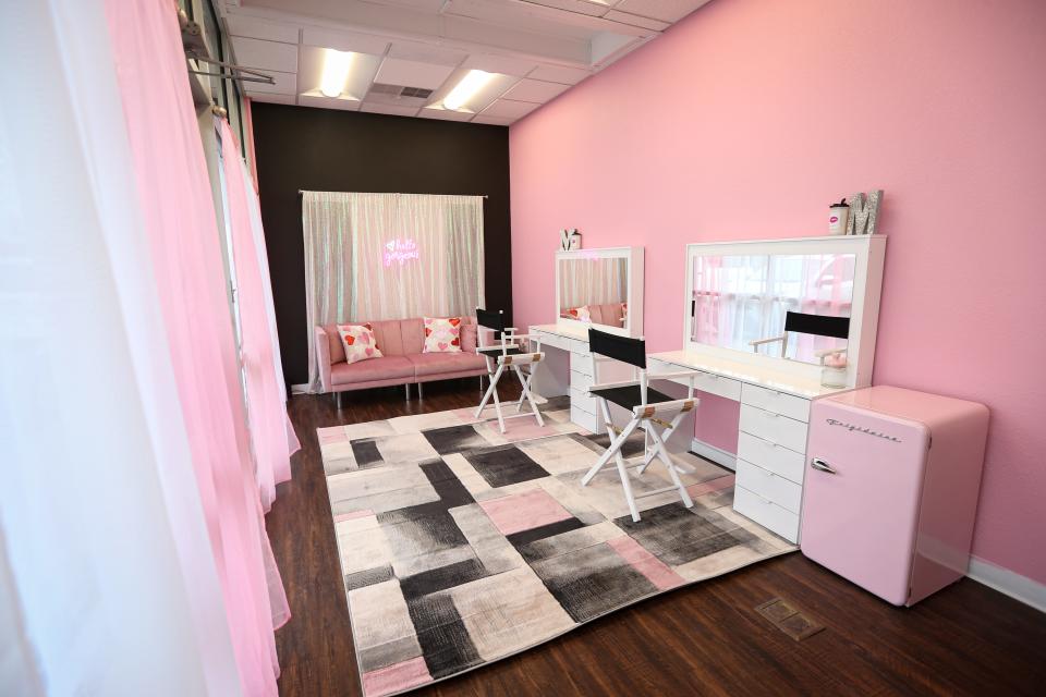 Vanity Girl Makeup Studio is a new makeup studio located at 420 W. Walnut Lawn St.