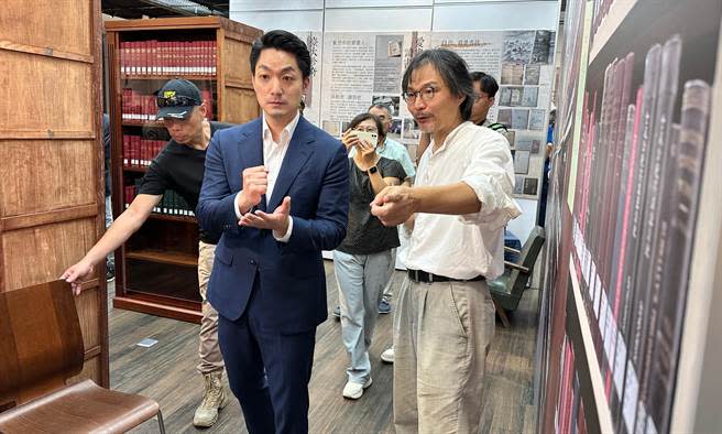 台北市長蔣萬安22日前往台大圖書館，參觀國防部前部長俞大維紀念特展，並於會後接受媒體訪問。（丁上程攝）