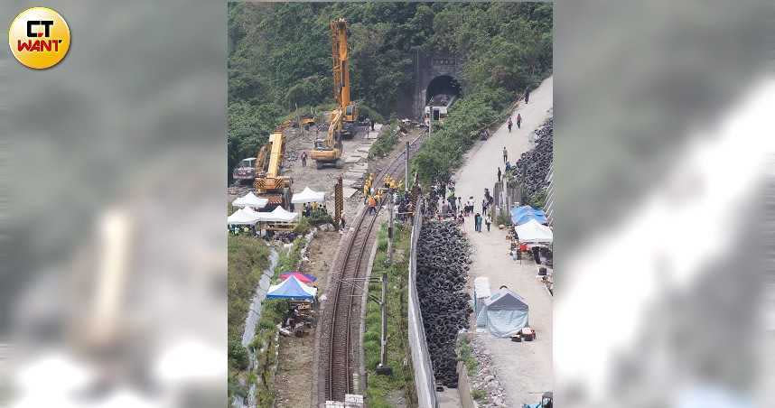 台鐵太魯閣號408車次4月2日在花蓮清水隧道口為閃避落軌工程車出軌，造成50人不幸罹難、200多人受傷。（圖／黃威彬攝）