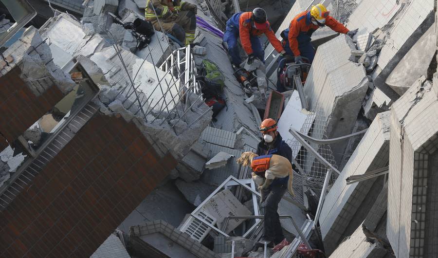 17 Photos Of Rescue Workers Saving Lives Following Massive Earthquake in Taiwan