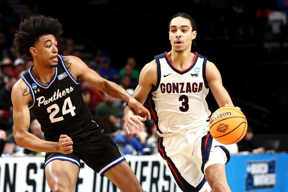 Gonzaga's Andrew Nembhard dribbles during the 2022 NCAA men's tournament on March 17, 2022 in Portland, Oregon. (Ezra Shaw/Getty Images)