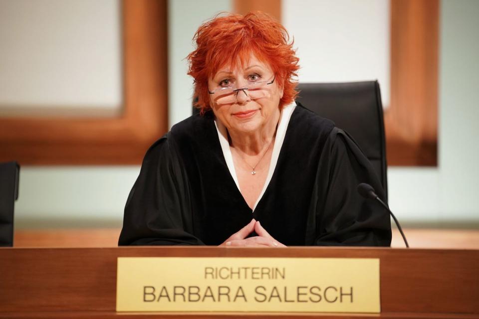 Sie sorgt am Montag, 5. September, bei RTL wieder für Recht und Ordnung: Barbara Salesch. "Ich sitze einfach gern hinterm Schreibtisch und habe das letzte Wort." (Bild: RTL / Stefan Gregorowius)
