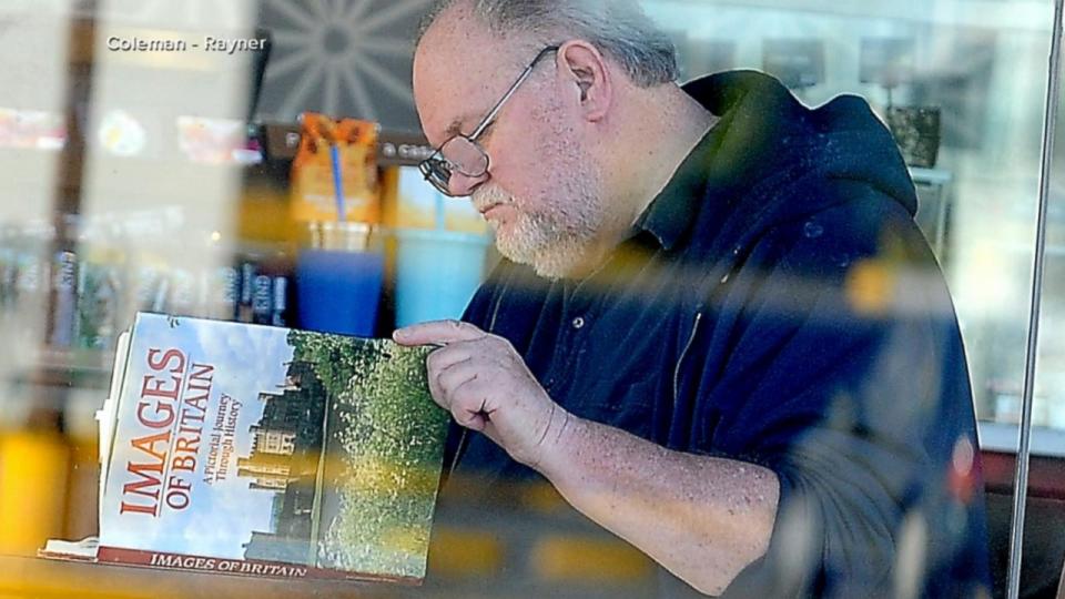 También fue captado mirando libros sobre Inglaterra en un café.