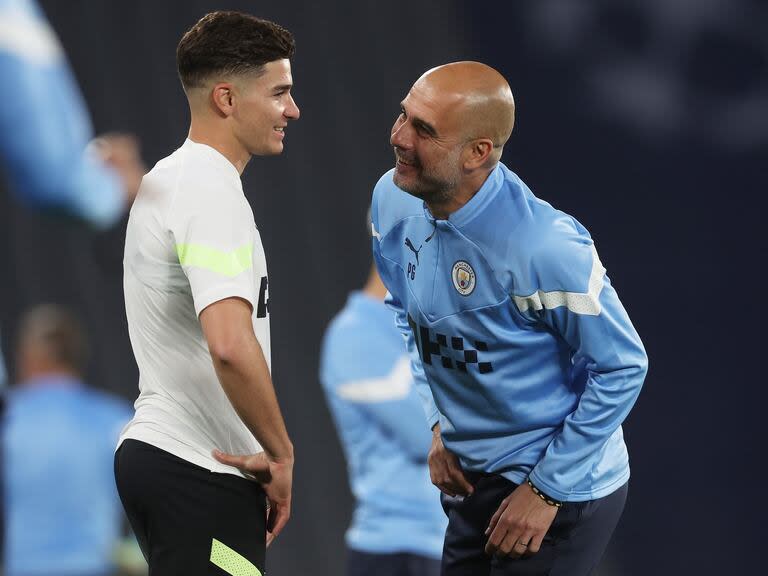 Julián Álvarez y Pep Guardiola ante otro momento de gran trascendencia para Manchester City