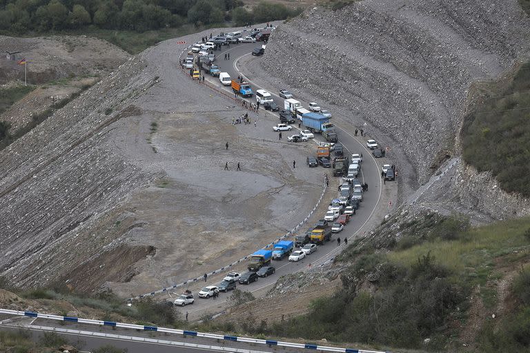 Un convoy de autos de armenios procedentes de Nagorno Karabaj se dirige a Kornidzor en la región de Syunik, Armenia, el martes 26 de septiembre de 2023.