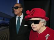 <p>Mit Vollgas (und 3D-Brillen) in die Zukunft: Queen Elizabeth II und Prinz Philip besuchen 2010 eine Forschungseinrichtung der Universität von Sheffield. (Bild: John Giles - WPA Pool/Getty Images)</p> 
