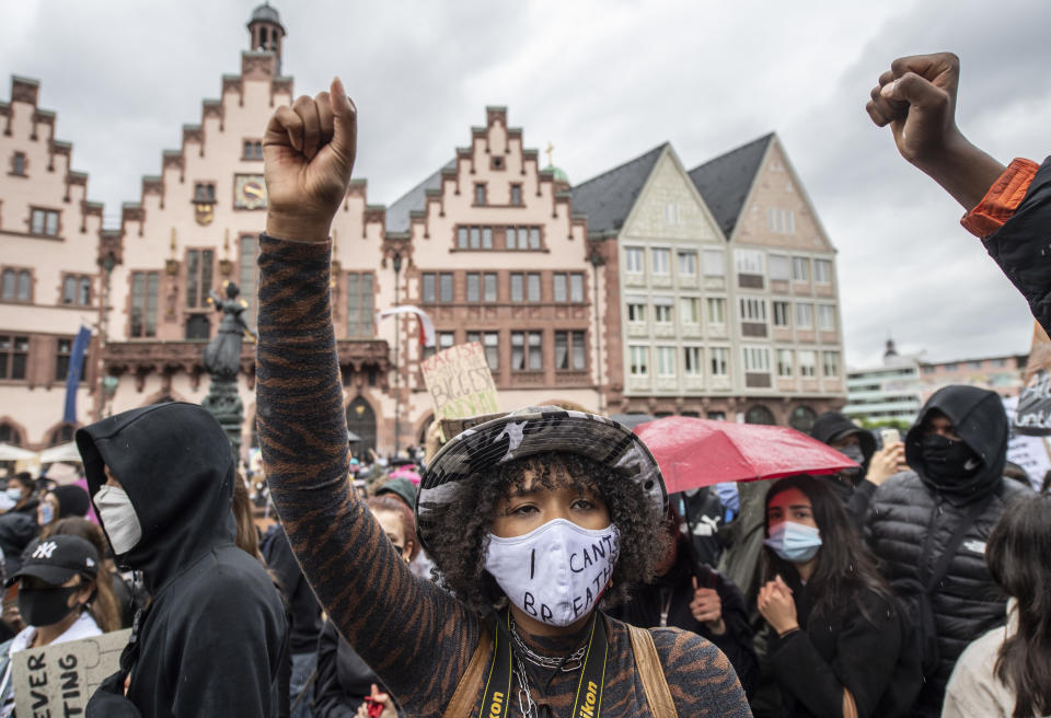 Mit in die Höhe gestreckter Faust bekunden Demonstranten auf dem Römerberg in Frankfurt ihre Solidarität mit den Anti-Rassismus-Protesten in den USA. Insgesamt waren zu der "Black-Lives-Matter" Kundgebung knapp 10.000 Menschen gekommen. Foto: Boris Roessler / dpa