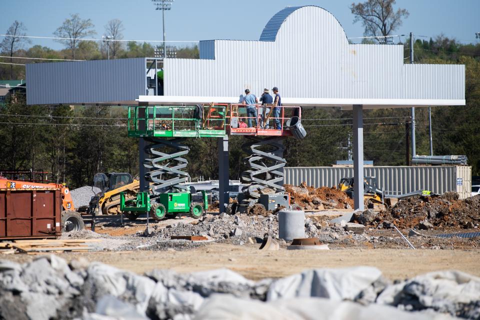 Buc-ee's fans have to wait a little longer than anticipated, but the mega gas station and convenience store in Sevierville has announced its new opening date after a short delay. When the doors finally open on June 26, customers will be met with 22 EV charging stations alongside 120 fuel pumps.