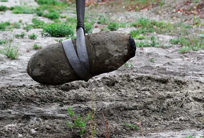 FOTO DE ARCHIVO: Una bomba de la Segunda Guerra Mundial es retirada unos días después de ser descubierta en el río Po, que sufrió la peor sequía de los últimos 70 años, en Borgo Virgilio, Italia