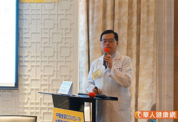 三軍總醫院中醫部黃怡嘉主任分享新型冠狀病毒病中醫收治成效。