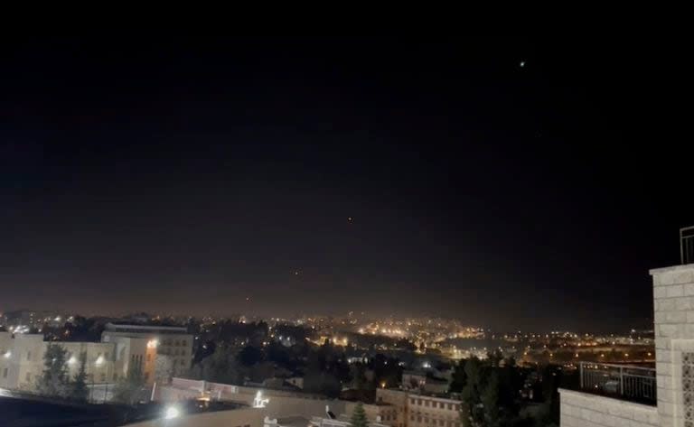 Se lanzan misiles interceptores al cielo la madrugada del domingo 14 de abril de 2024 en Jerusalén. (Foto AP/Sam Mednick)