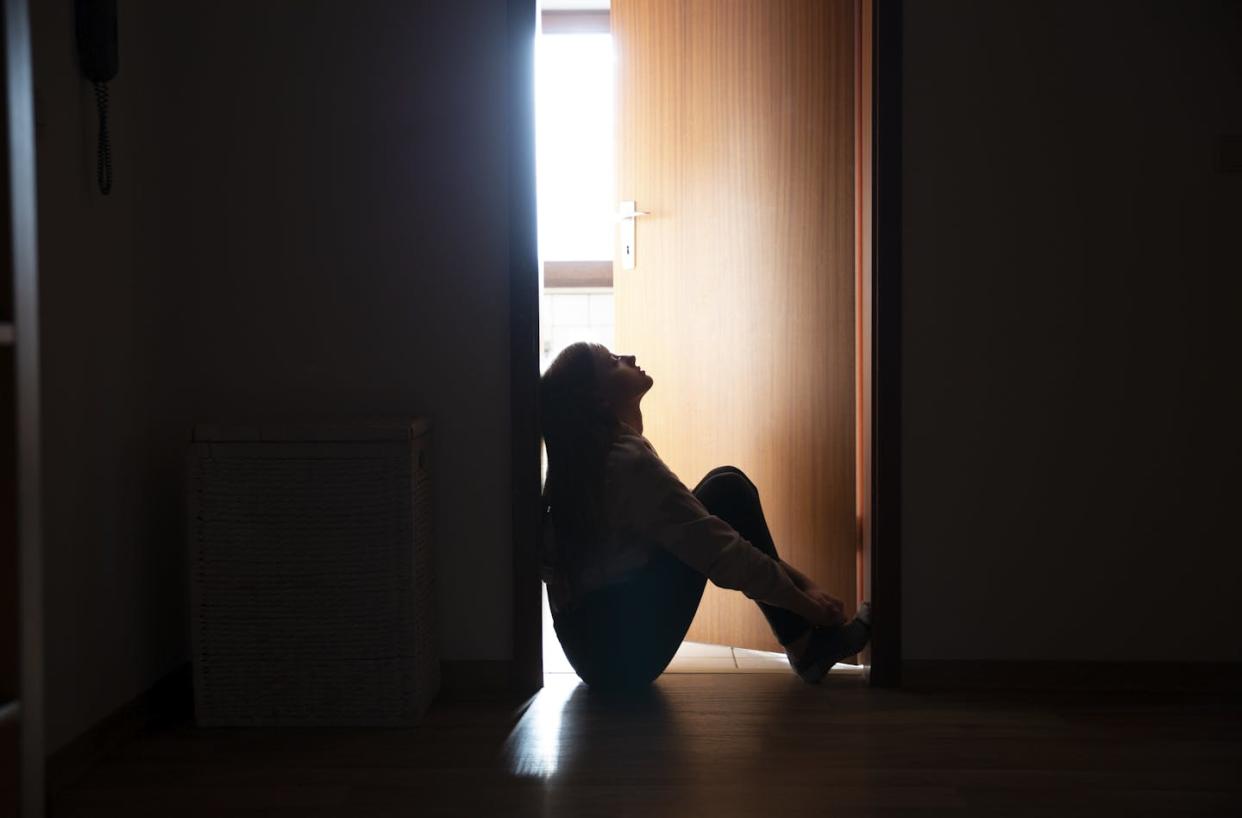 The cognitive difficulties that accompany mental health disorders can potentially lead to misdiagnoses and improper treatment. <a href="https://www.gettyimages.com/detail/photo/backlit-teenager-sitting-in-a-dark-indoor-doorway-royalty-free-image/1281225732?adppopup=true" rel="nofollow noopener" target="_blank" data-ylk="slk:Elva Etienne/Moment via Getty Images;elm:context_link;itc:0;sec:content-canvas" class="link ">Elva Etienne/Moment via Getty Images</a>
