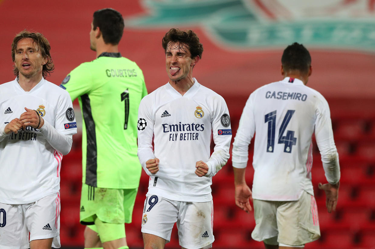 Algunos jugadores que el Real Madrid ha fichado a lo largo de los últimos años celebran la clasificación a semifinales de la Champions en Anfield.