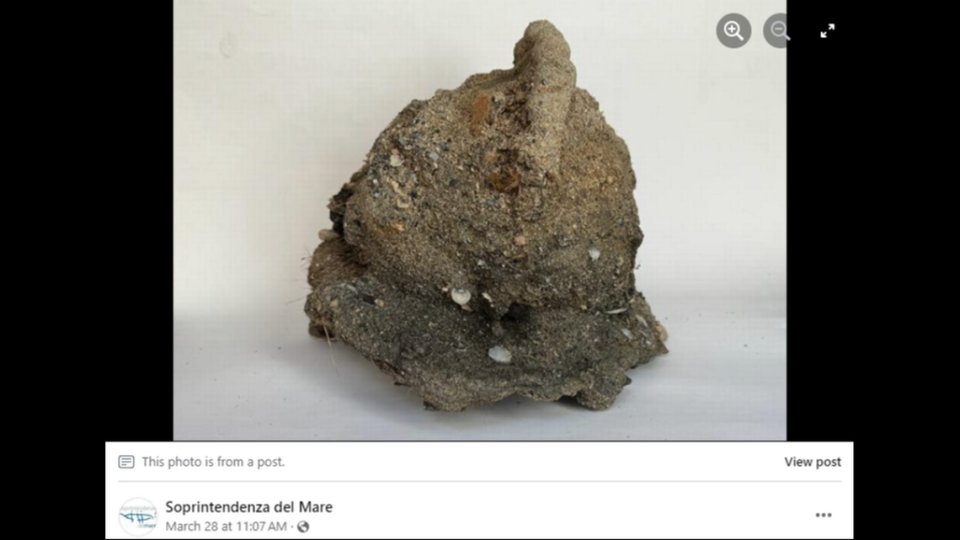 Buzos investigaban el lecho marino de la rocosa costa de Sicilia cuando encontraron una gran piedra redonda que resultó ser un casco de guerra.