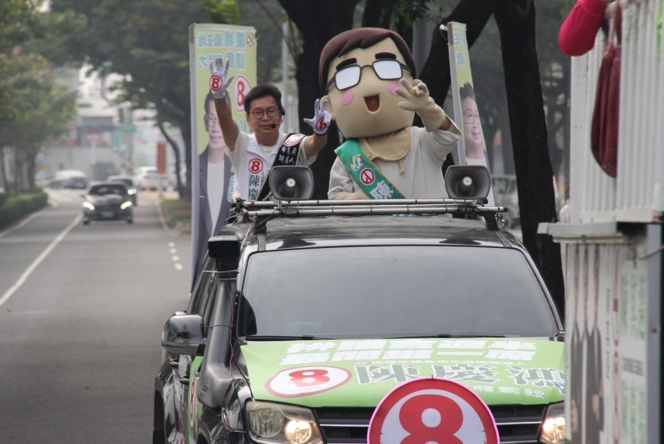 力拚議會過半，陳其邁分身「陳小邁」（右）為陳慶鴻（左）車掃。   圖：陳慶鴻競選總部提供