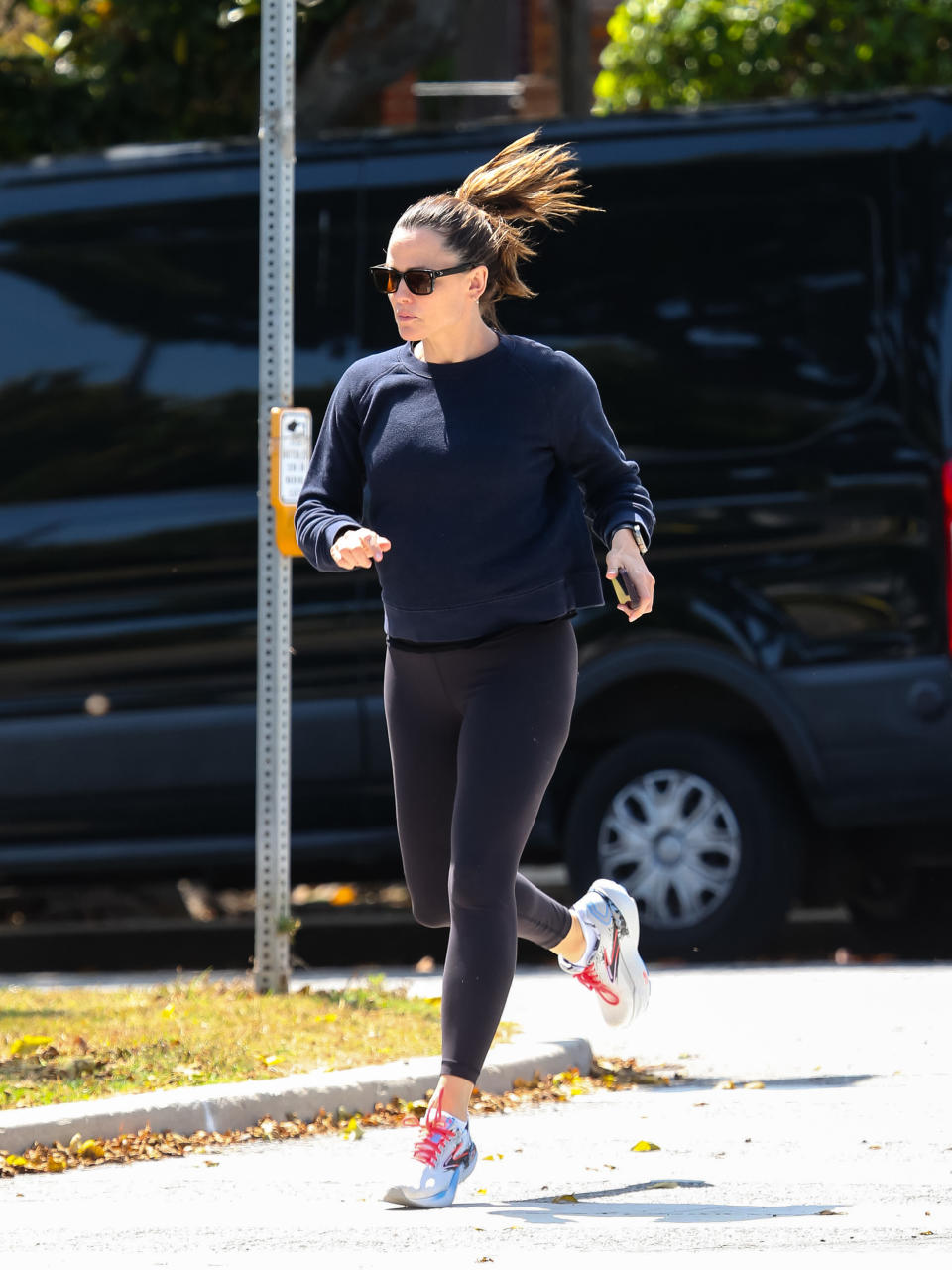 Jennifer Garner is in Los Angeles wearing Brooks' Glycerin 21 sneakers