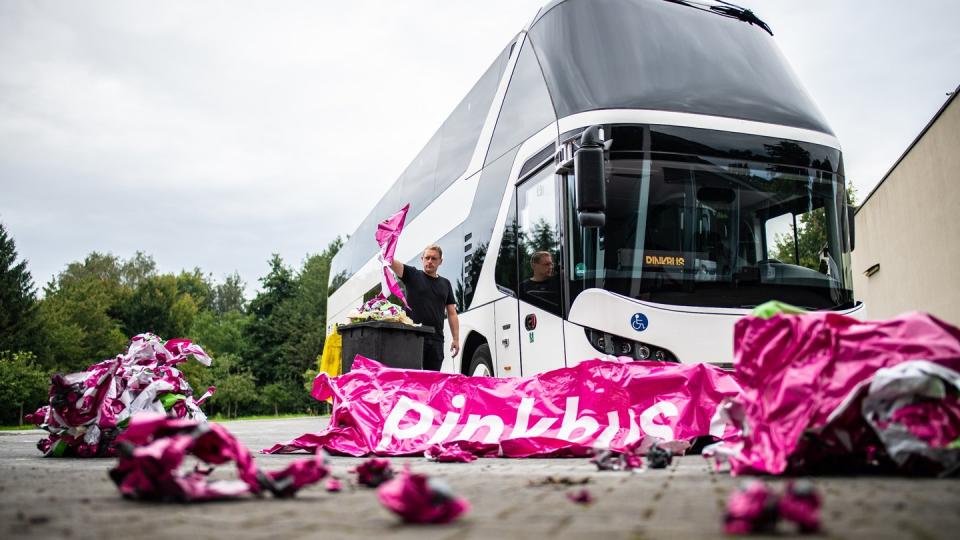 Nils Neumann, Art Direktor bei Pinkbus: Das Kölner Fernbusunternehmen muss seine Busse farblich umgestalten, weil ihr bisheriger Farbton zu sehr dem Magenta der Deutschen Telekom ähnelt.