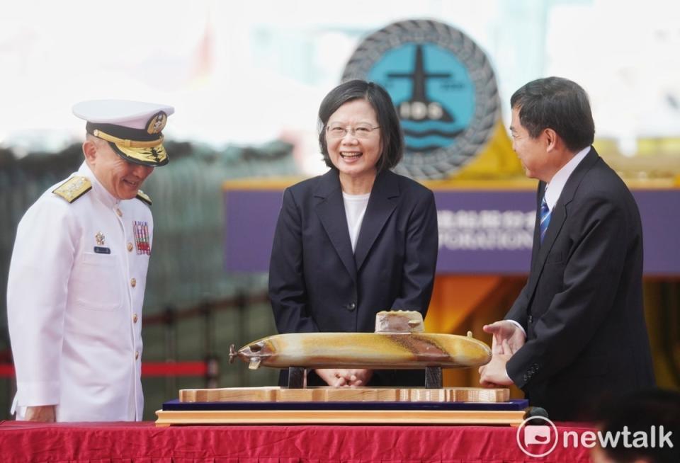 總統蔡英文上午到高雄台船出席「潛艦國造原型艦命名暨下水典禮」，蔡總統並將第一艘國造原型潛艦命名為海鯤軍艦。   圖：張良一/攝