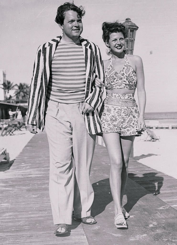 <p>Orson Welles and Rita Hayworth stroll along the Miami Beach boardwalk.</p>