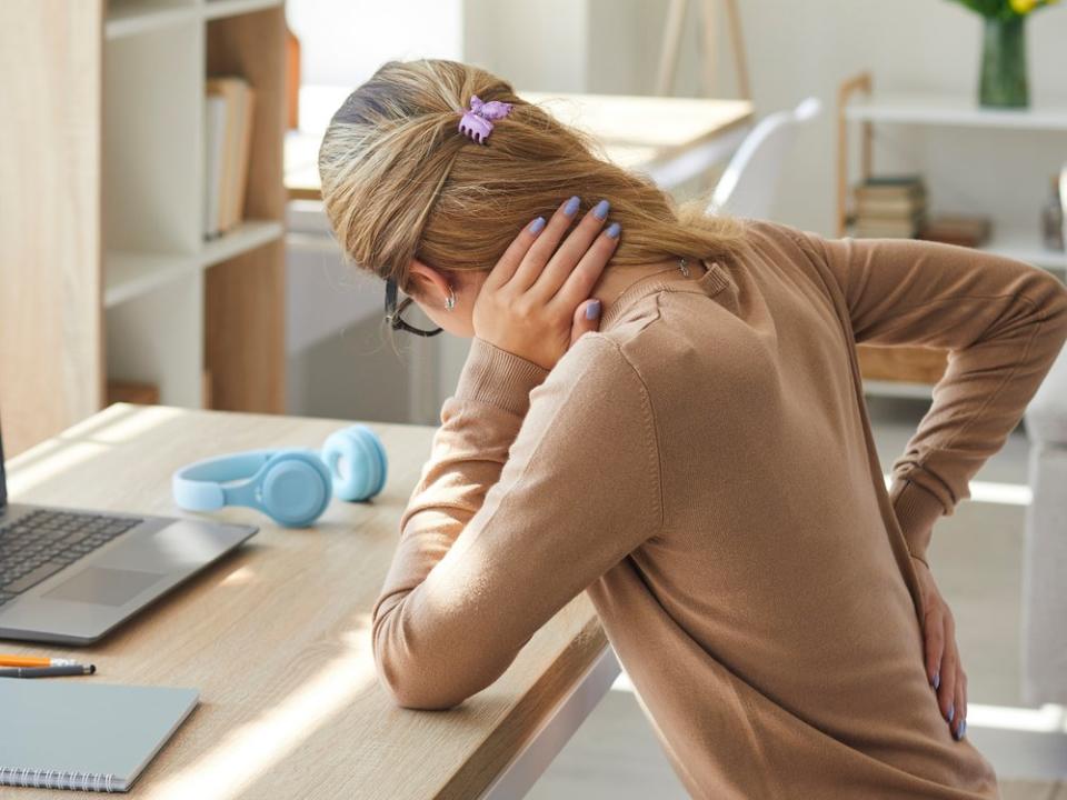 Viel Sitzen schadet dem Körper auf Dauer. (Bild: Studio Romantic/Shutterstock.com)