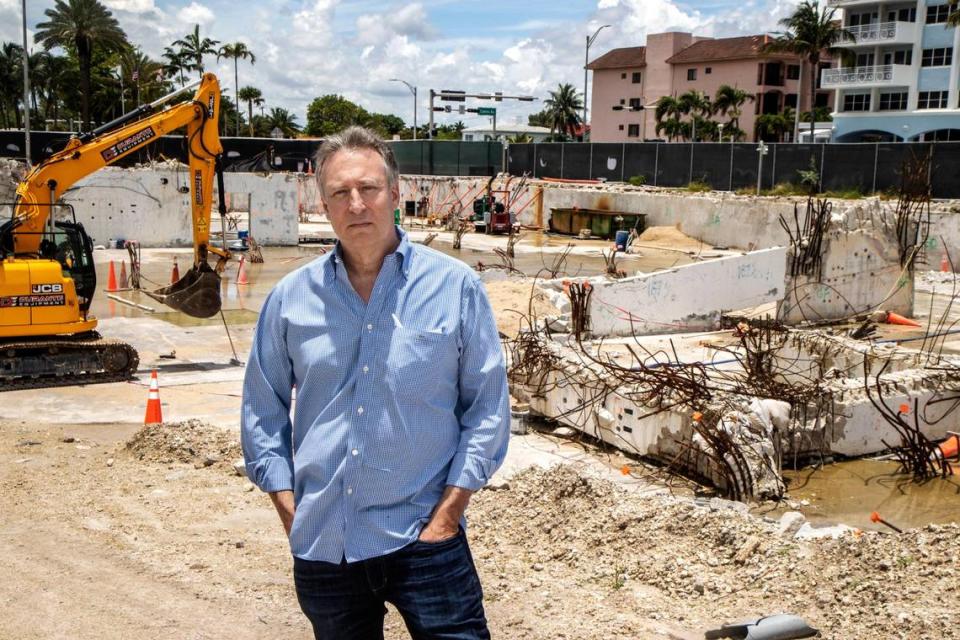 Michael I. Goldberg, abogado del sur de la Florida que ha tenido un papel fundamental en los juicios de Champlain Towers South, en la cubierta del estacionamiento, todo lo que queda del edificio de condominios de Surfside que se derrumbó. Pedro Portal pportal@miamiherald.com
