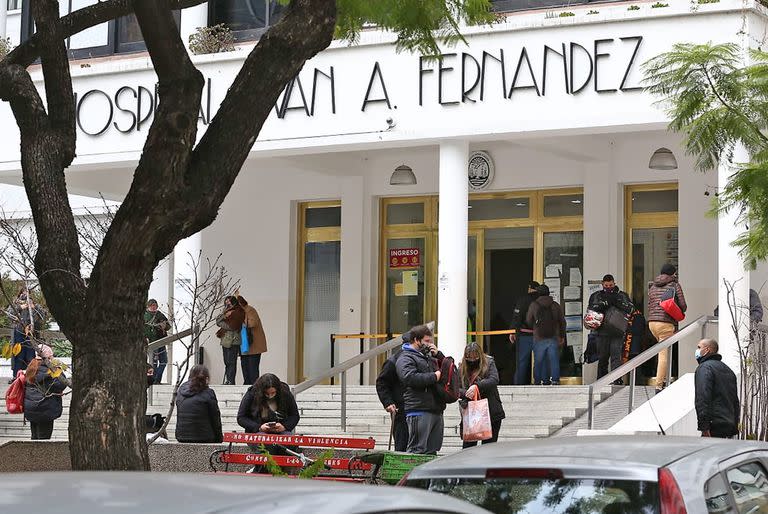 Guardia del hospital Fernández donde fueron trasladados algunos de los heridos en el incendio del departamento de Recoleta