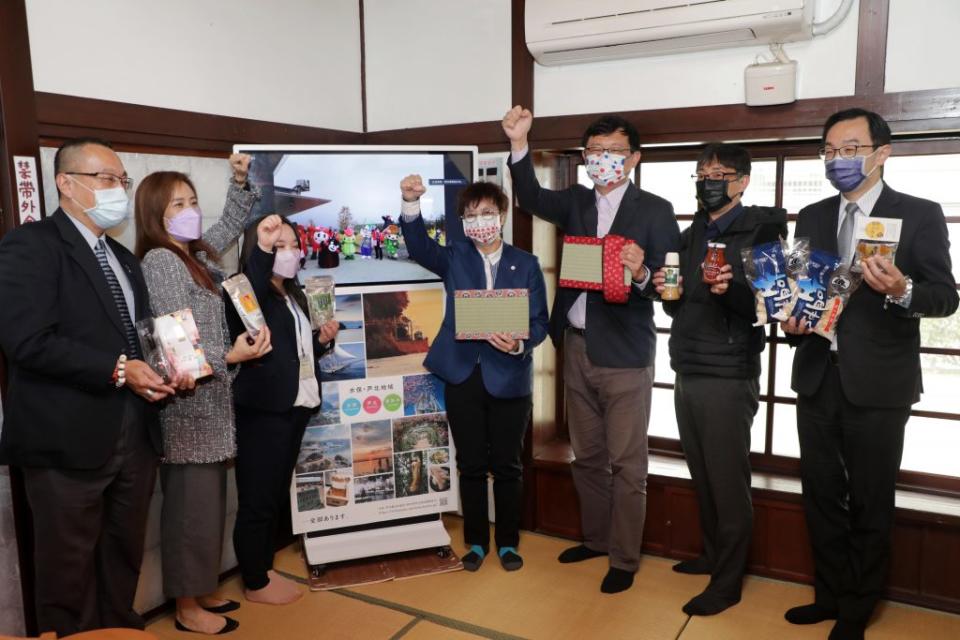 台日文化友好交流基金會推出「熊本縣南特展」，讓民眾認識熊本縣南精彩工藝品。（記者林雪娟攝）