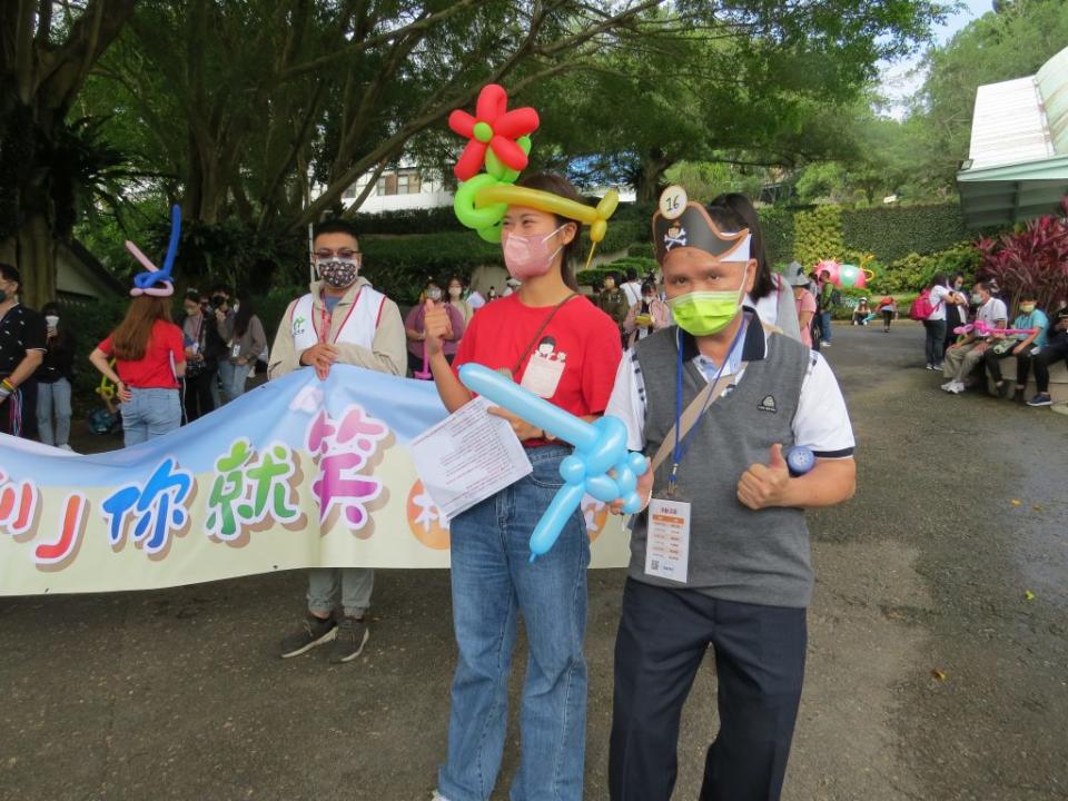 氣球達人也是雲林家扶認養人林添榮，現場為家扶兒童折氣球寶劍。（記者陳正芬攝）