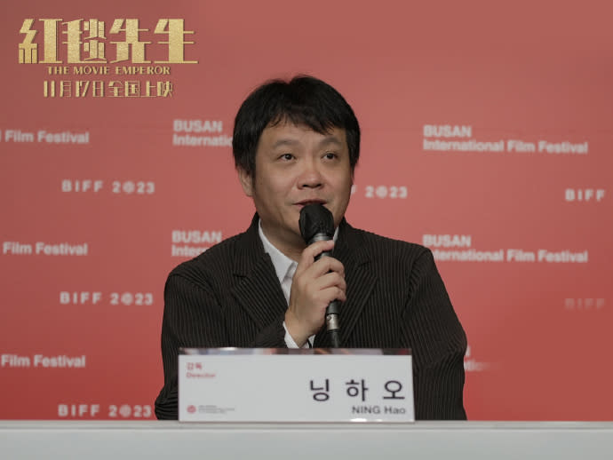 導演寧浩出席釜山影展，大談與劉德華拍片趣事。（圖／官方微博）
