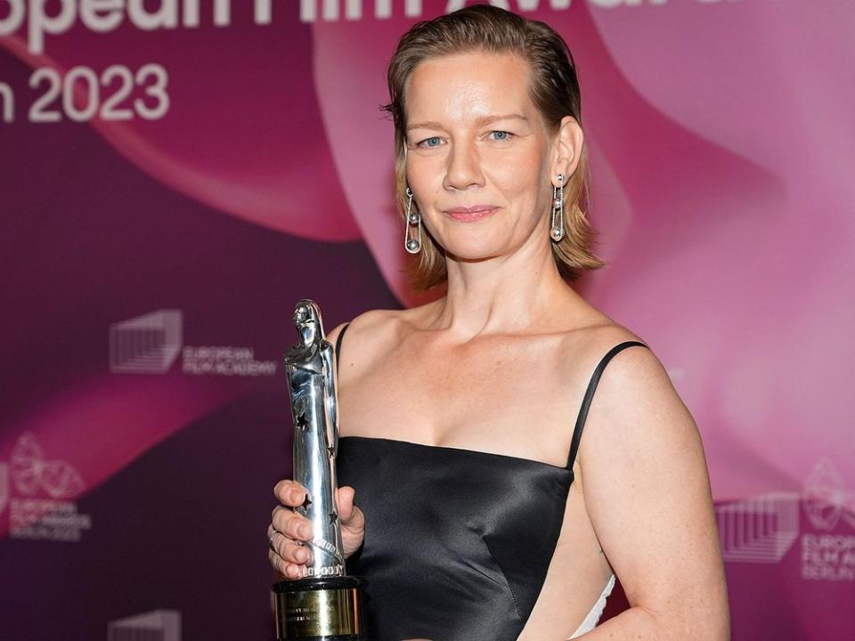 Sandra Hüller mit ihrem Europäischen Filmpreis. (Bild: Imago Images/APress)