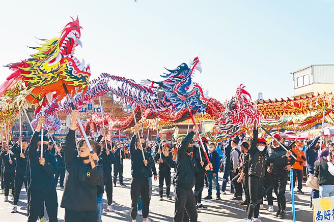 苗栗（火旁）龍系列活動起手式「點睛儀式」，30日在苗栗市玉清宮登場，縣長鍾東錦等人為祥龍點睛後，展開祥龍競技，場面熱鬧。（李京昇攝）