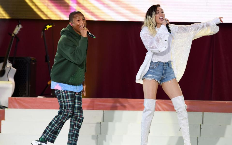 Nach Eskapaden und Skandalen "beruhigte" sich Miley Cyrus irgendwann auch wieder - ein bisschen zumindest. Beim Benefizkonzert 2017 in Manchester trat sie mit Pharrell Williams auf (Bild). (Bild: Getty Images/Dave Hogan for One Love Manchester)