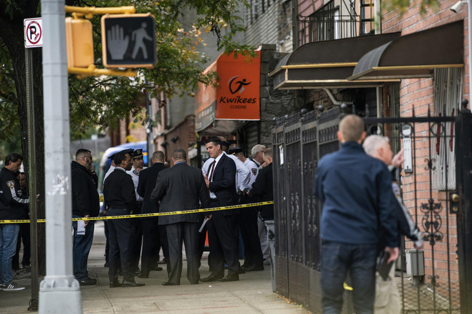 El Departamento de Policía de Nueva York investiga el lugar de un tiroteo en Brooklyn, Nueva York, el sábado 12 de octubre de 2019. (AP Foto/Jeenah Moon)