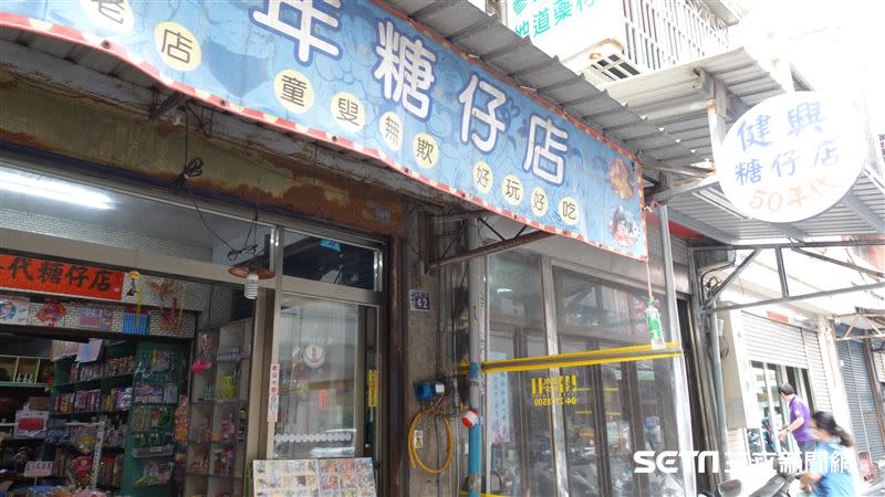 一甲子的柑仔店「建興糖仔店」，裡頭滿滿都是銅板價的古早味，讓人相當懷念。（圖／記者張雅筑攝）