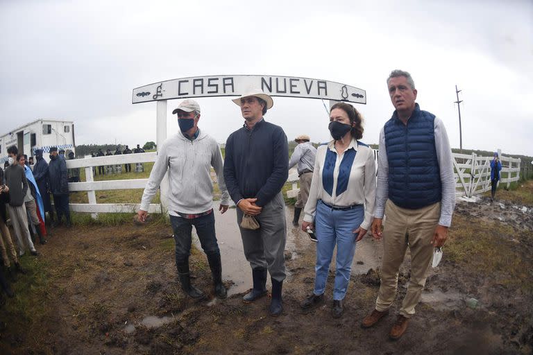 Los hermanos Etchevehere junto a su madre, Leonor Barbero Marcia