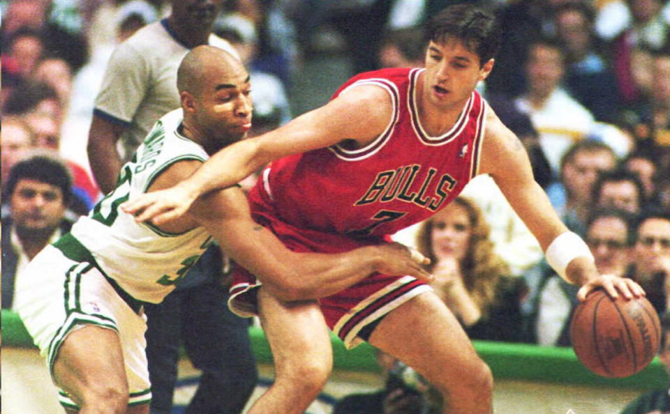 Blue Edwards (L) of the Boston Celtics reaches in on Toni Kukoc of the Chicago Bulls in the first quarter of their NBA game on 28 December at the Boston Garden. Chicago won 105-97. (MOTTERN/AFP/Getty Images)