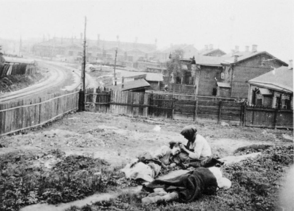 People suffering from hunger, Kharkiv region, 1933 <span class="copyright">Central State CinePhotoPhono Archives of Ukraine named after H. Pshenychnyi</span>