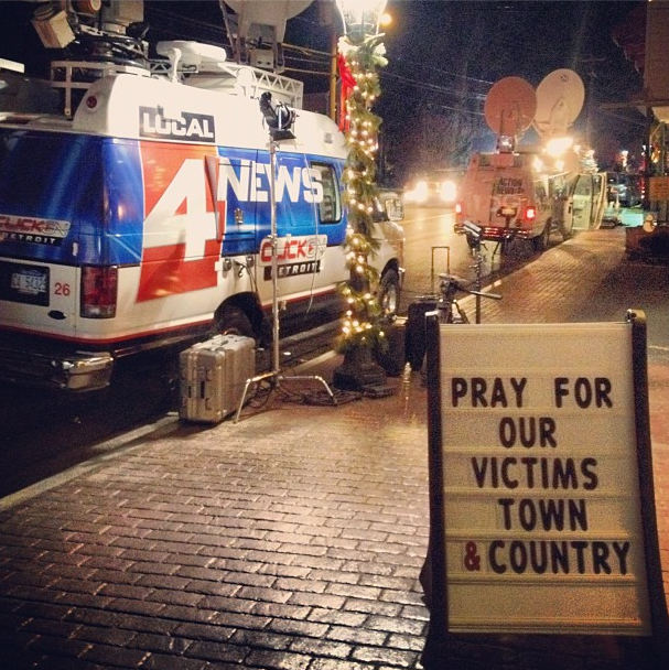 El equipo de noticias de Detroit Click 4 Local está en Newtown para cubrir la tragedia. (Dylan Stableford/Yahoo! News)