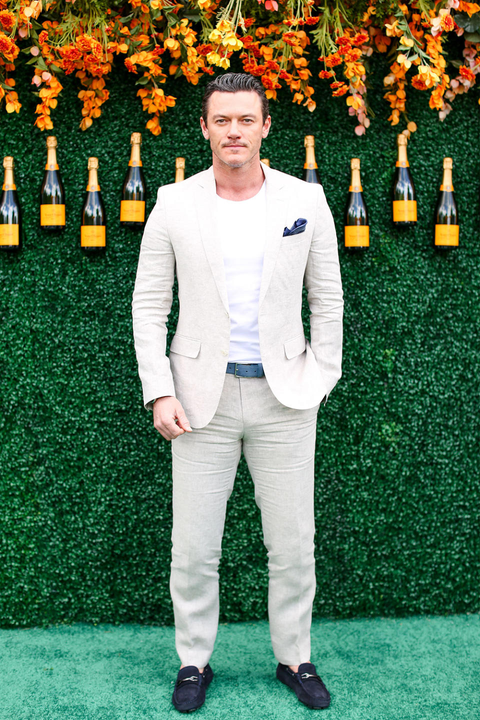 <p>Der britische Schauspieler Luke Evans versteht es bestens, den Anzug so zu kombinieren, dass er extrem stylish, aber nie over-styled aussieht. Sein maskuliner Look zeigt sich stets zeitgemäß und sieht selbst mit Einstecktuch und edlen Slippern noch relaxed aus. </p>