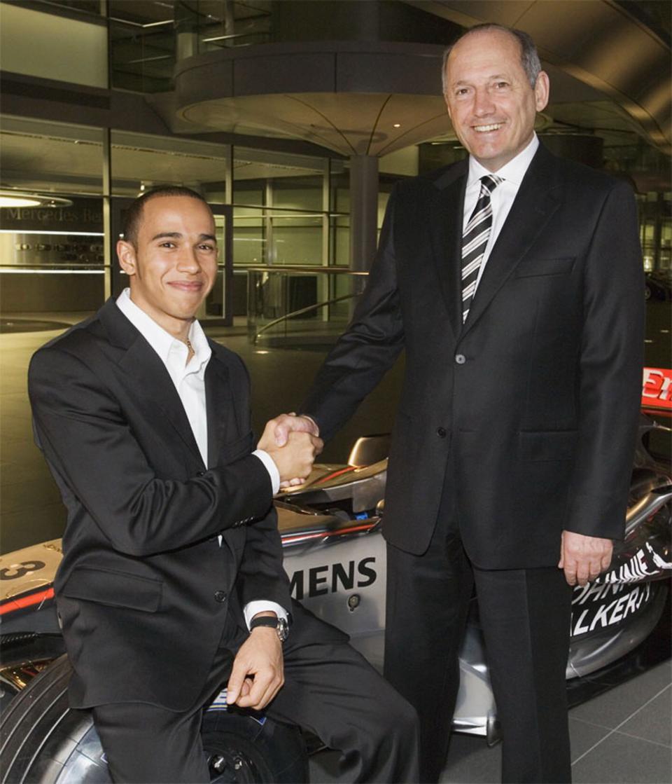 Hamilton y Ron Dennis cuando se anunció su fichaje por McLaren en 2007. (Foto: McLaren / Getty Images).