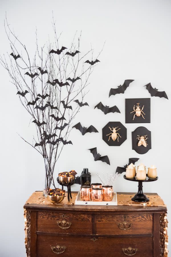 Welcome My Pretties: Halloween Straw Wreath and Halloween Plate Wall! -  Tatertots and Jello