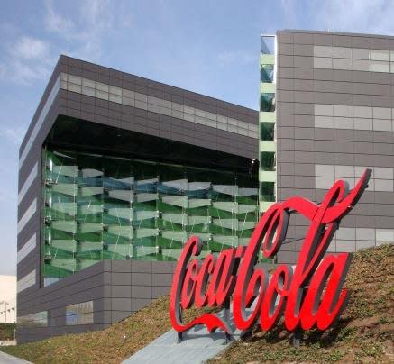 <b>9.</b> Coca-Cola vuelve a colarse entre los 10 primeros tras ver como el año apsado era desplazada al segundo puesto. La inversión de la empresa estadounidense en mejorar su imagen de cara al público ha funcionado.